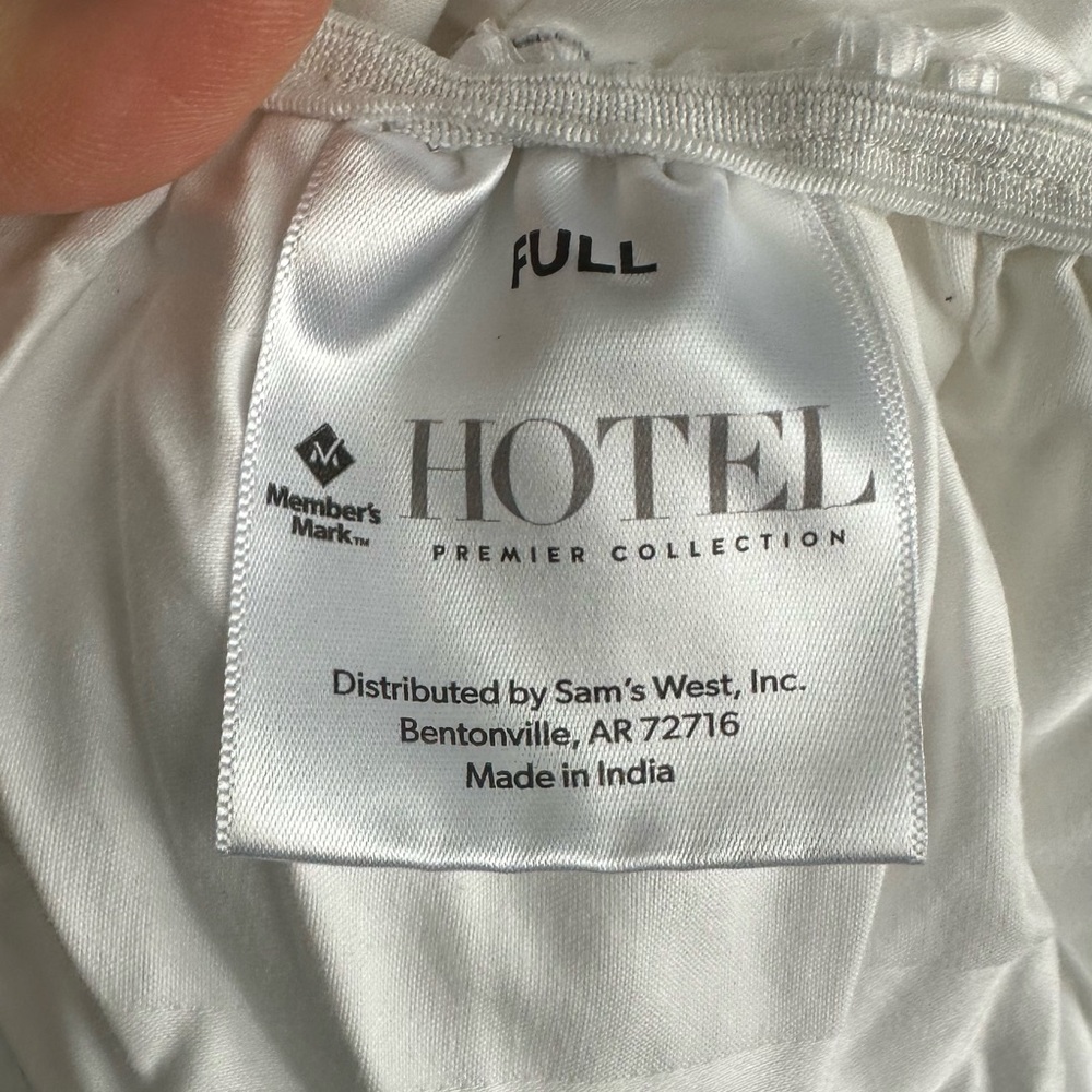 Fitted sheet members mark sateen white